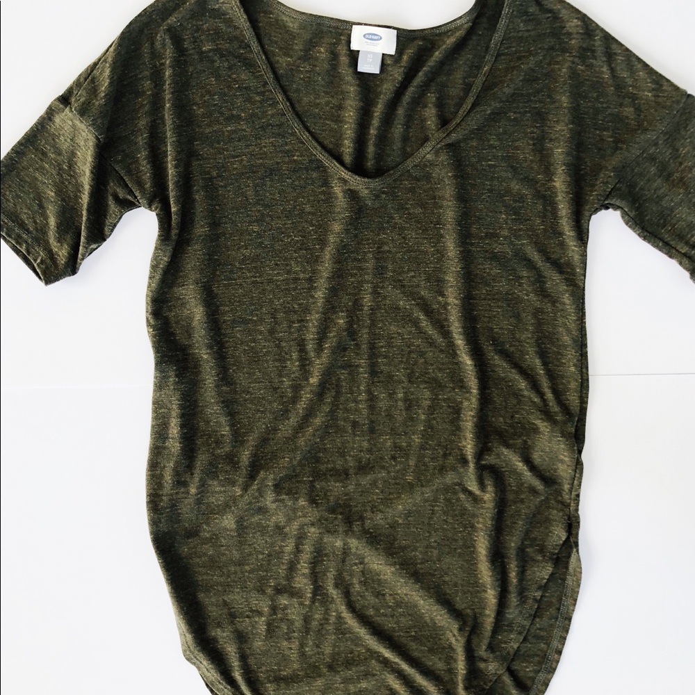 Dark green tee with scoop neck-line